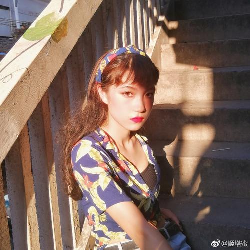 波点发带与棒棒糖 南林校花的古灵精怪成长史